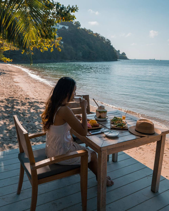 Dine with ocean view and directly at the beach. 